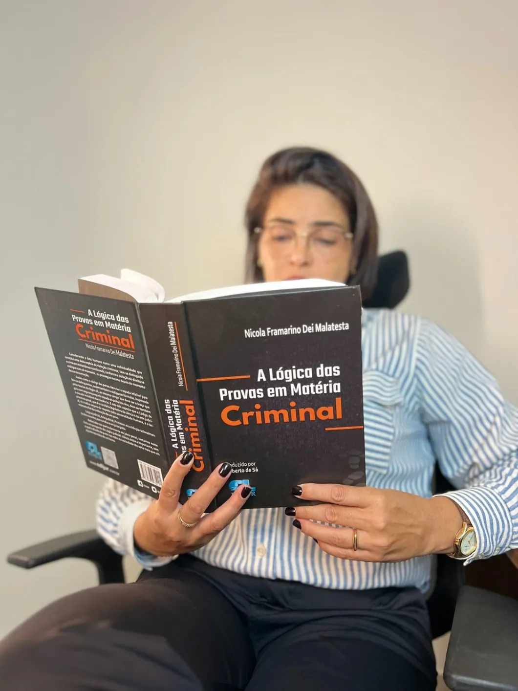 Dra. Monielli Martins da Silveira com obra técnica sobre provas em matéria criminal